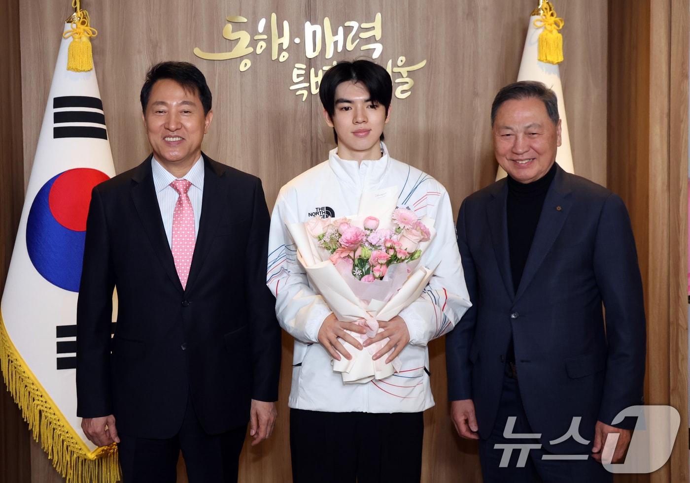 본문 이미지 - 오세훈 서울시장이 19일 서울 중구 시청에서 밀라노 코르티니담페초 동계올림픽 서울시청 소속 출전 선수단 오찬 간담회에서 강태선 서울시체육회장, 차준환 피겨 선수와 기념촬영을 하고 있다. 2026.3.19 ⓒ 뉴스1 김명섭 기자