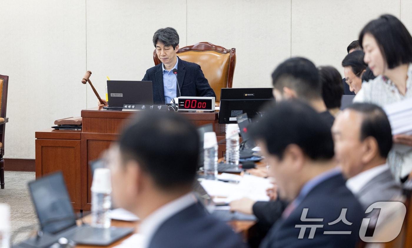 본문 이미지 - 지난 19일 서울 여의도 국회에서 열린 정치개혁특별위원회 공직선거법 및 지방선거구제개편 심사소위원회에서 윤건영 소위원장이 의사 진행을 하고 있다. 2026.3.19 ⓒ 뉴스1 이승배 기자