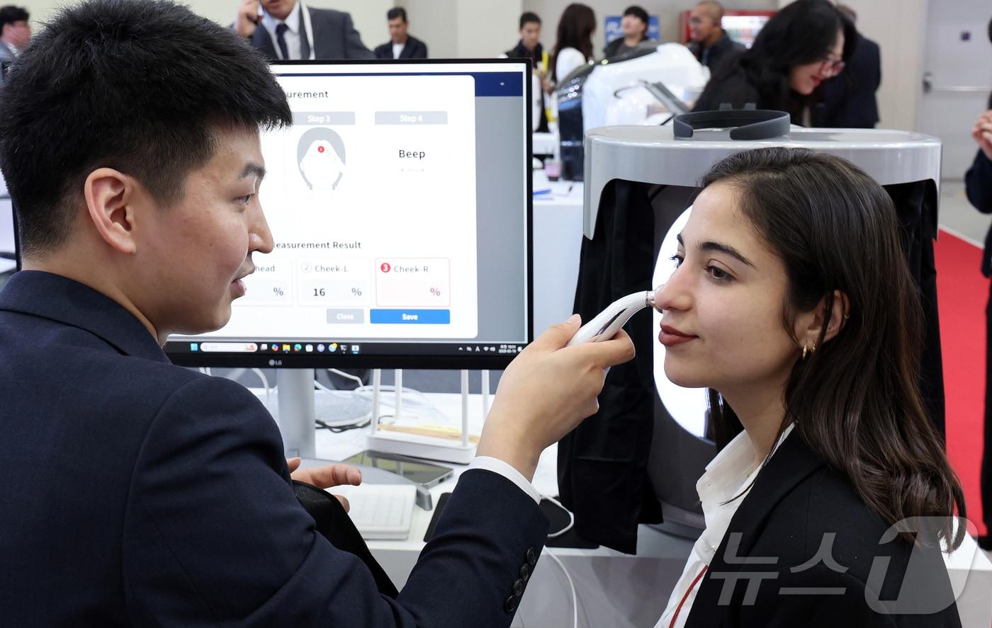 본문 이미지 - 19일 서울 강남구 코엑스에서 열린 제41회 국제의료기기·병원설비 전시회(KIMES 2026)를 찾은 외국인 관람객이 의료기기 체험을 하고 있다. 2026.3.19 ⓒ 뉴스1 김진환 기자