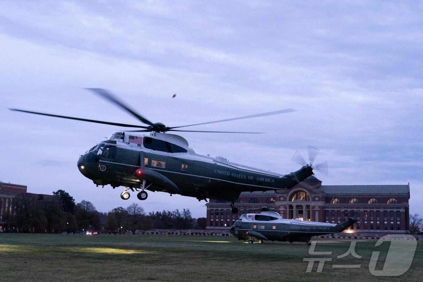 본문 이미지 - 2024년 11월 조 바이든 당시 대통령 부부를 태운 마린 원이 워싱턴DC에 위치한 육군 기지 포트 레슬리 J. 맥네어에 착륙하고 있다. 2024.11.10 ⓒ AFP=뉴스1 (자료사진)
