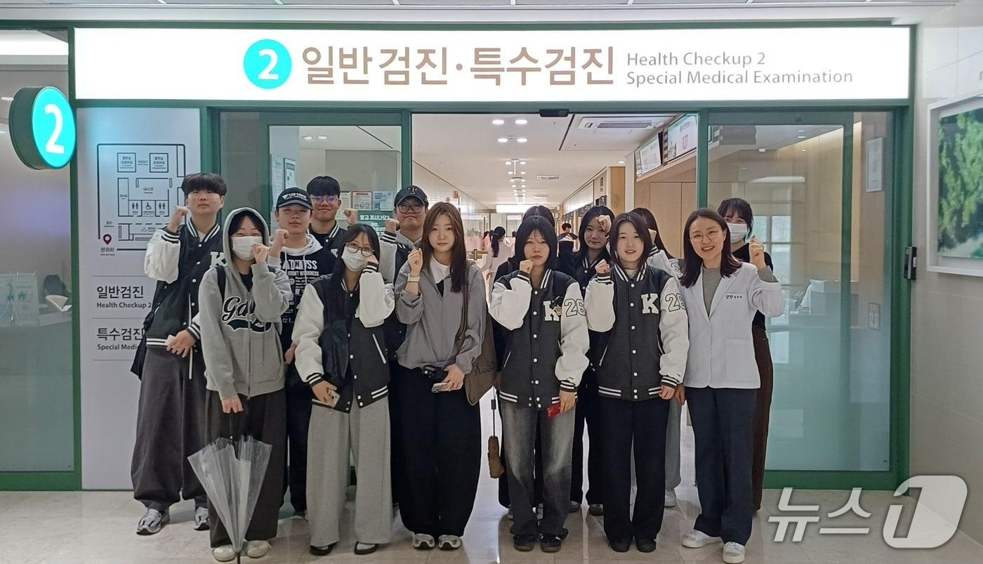 본문 이미지 - 맨 오른쪽이 김두리 보건진료소장.(건양대학교 제공.재판매 및 DB금지)/뉴스1