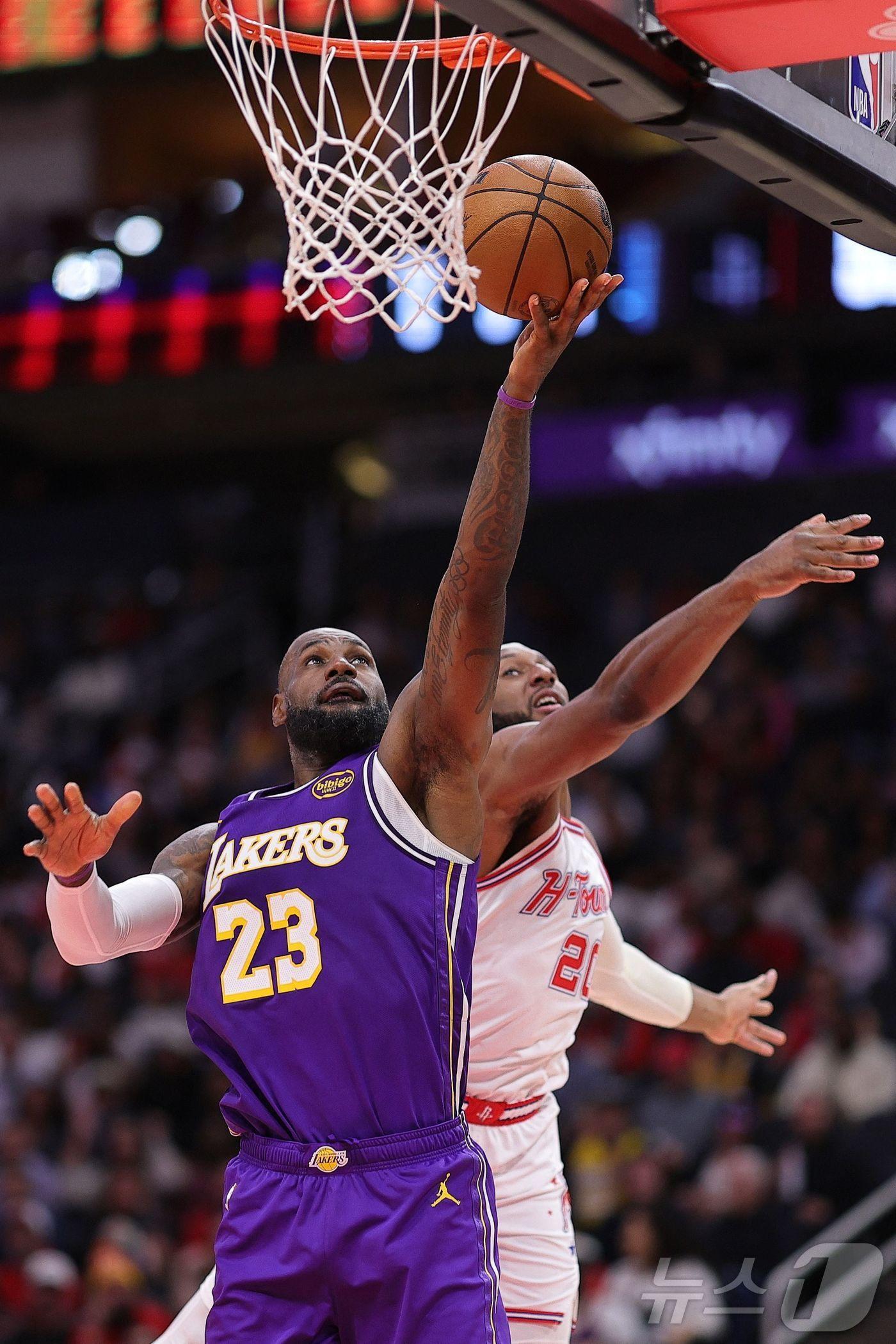 본문 이미지 - NBA 레이커스 르브론 제임스가 19일(한국시간) 휴스턴과 경기에서 슛을 하고 있다. ⓒ AFP=뉴스1