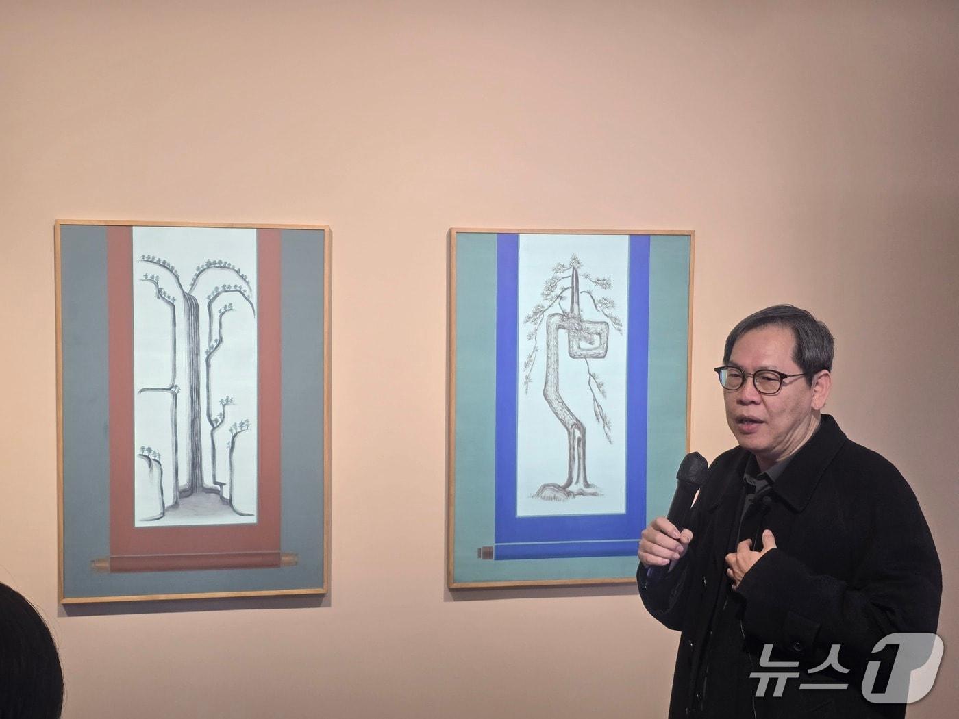 본문 이미지 - 19일 국제갤러리에서 열린 기자 간담회에서 박찬경 작가ㄱ 작품에 대해 설명하고 있다. ⓒ 뉴스1 김정한 기자