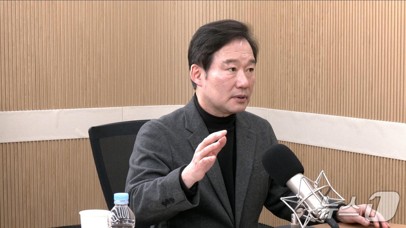 본문 이미지 - 신지호 전 국민의힘 전략기획부총장이 19일 뉴스1TV '팩트앤뷰'에 출연해 질문에 답하고 있다.(뉴스1TV '팩트앤뷰' 캡처)