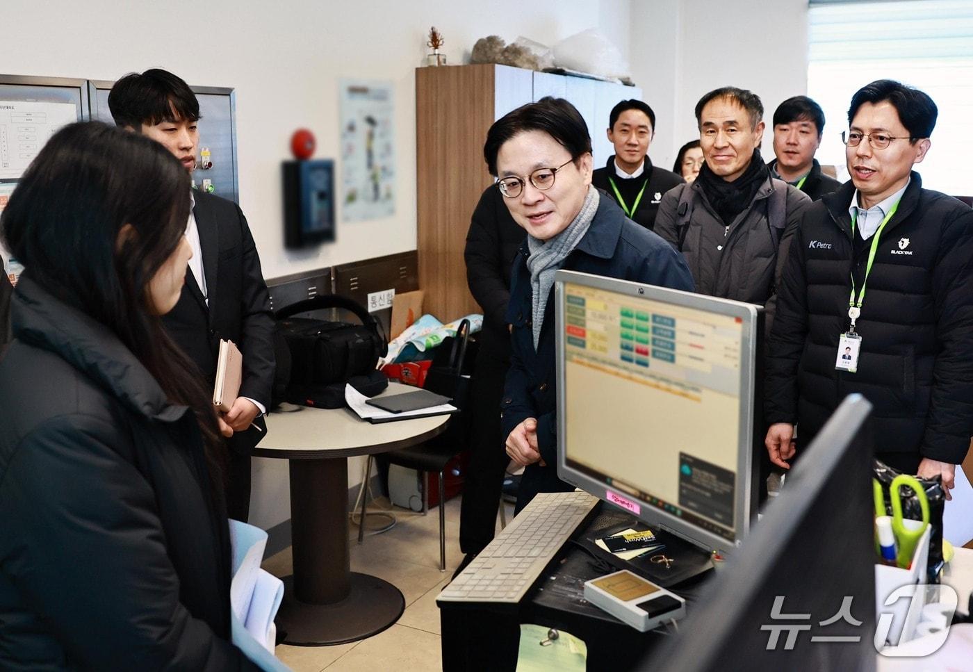 본문 이미지 - 김정관 산업통상부 장관은 19일 오전 범부처 합동점검단과 함께 서울 송파구에 있는 정유사 직영 주유소를 불시에 방문해 가격, 유통, 품질 등에 불법 행위가 있는지 집중적으로 점검했다. (산업부 제공) /2026.3.19/ 뉴스1