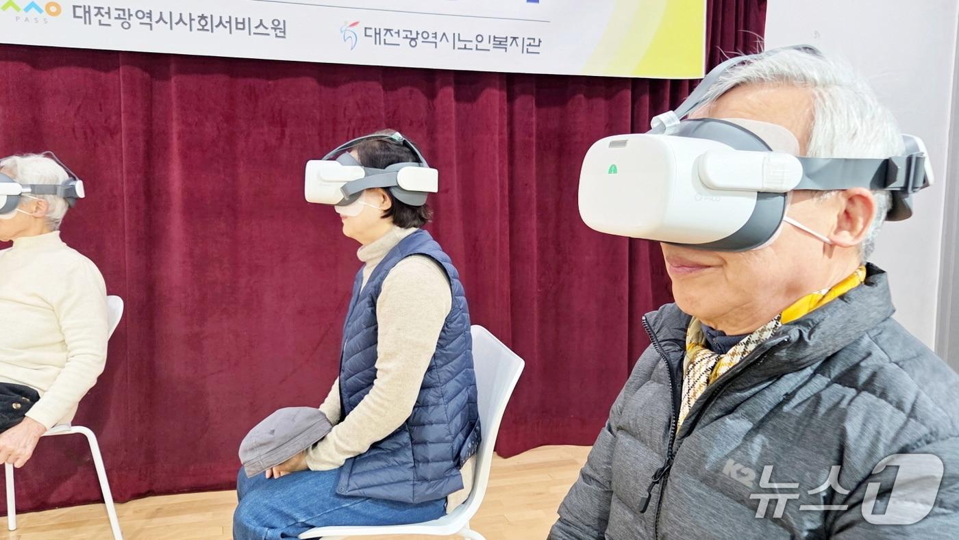 본문 이미지 - 두근두근 가상현실(VR) 여행 프로그램 모습.(대전시사회서비스원 제공. 재판매 및 DB금지)/뉴스1