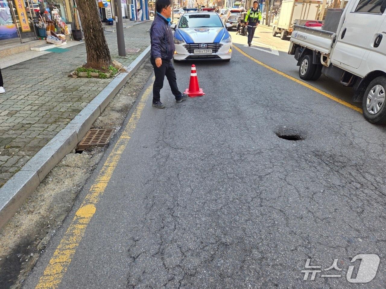 본문 이미지 - 19일 낮 12시 30분쯤 광주 동구 구성로 일대에 소규모 싱크홀이 발생해 관할 당국이 긴급조치하고 있다.(광주 동구 제공. 재판매 및 DB 금지)