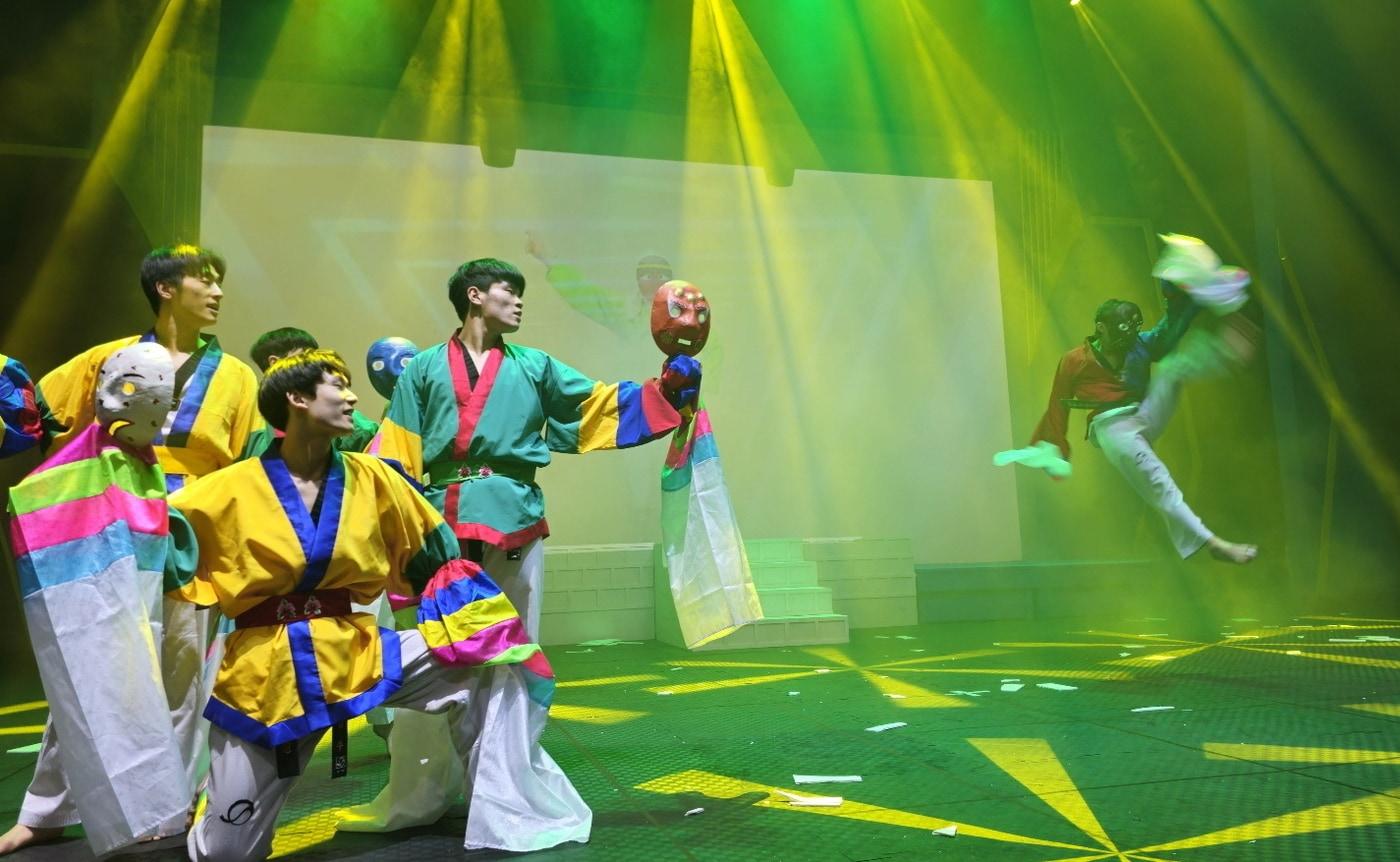 본문 이미지 - '2026 태권도원 상설 공연 -태권비트 파이널' 장면 (태권도원 제공)
