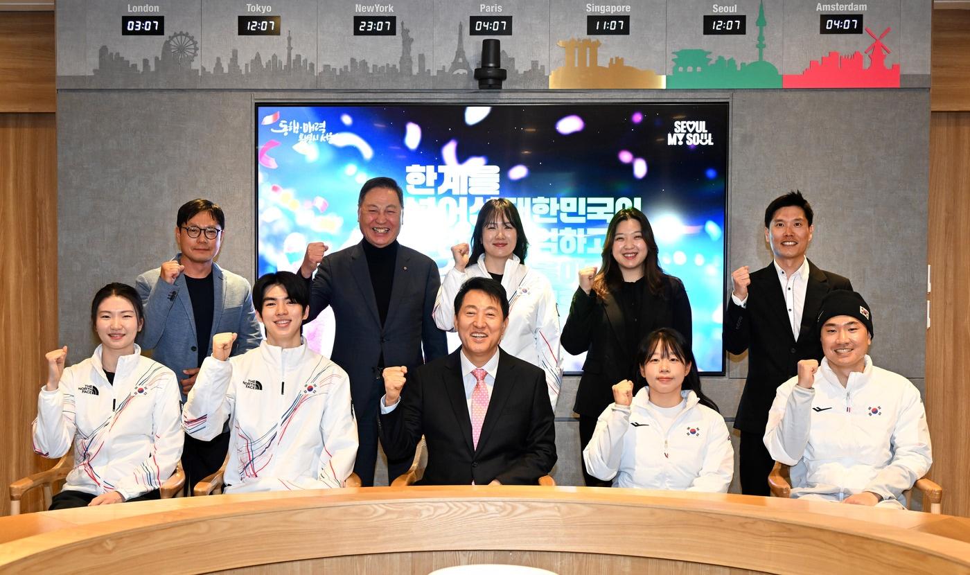 본문 이미지 - 사진5. 오세훈 서울시장이 19일 2026 밀라노？코르티나 동계올림픽에 출전한 서울대표 선수단과 기념사진을 촬영하고 있다.(서울시 제공)
