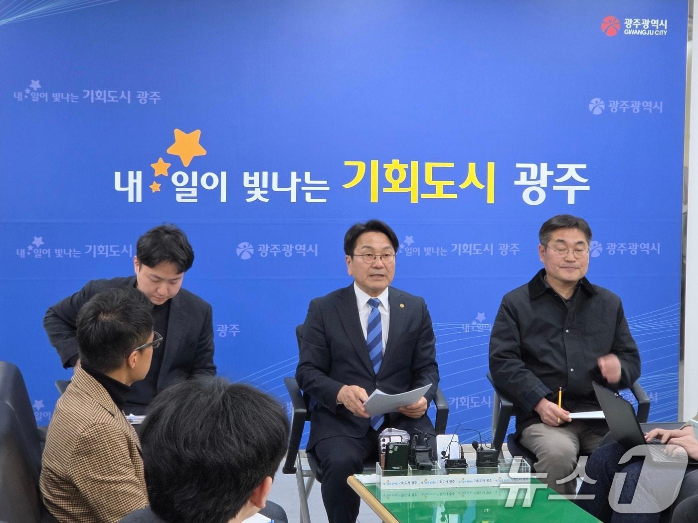 본문 이미지 - 강기정 광주광역시장이 19일 시청 브리핑룸에서 행정통합 관련 기자 간담회를 진행하고 있다. 2026.3.19 ⓒ 뉴스1 