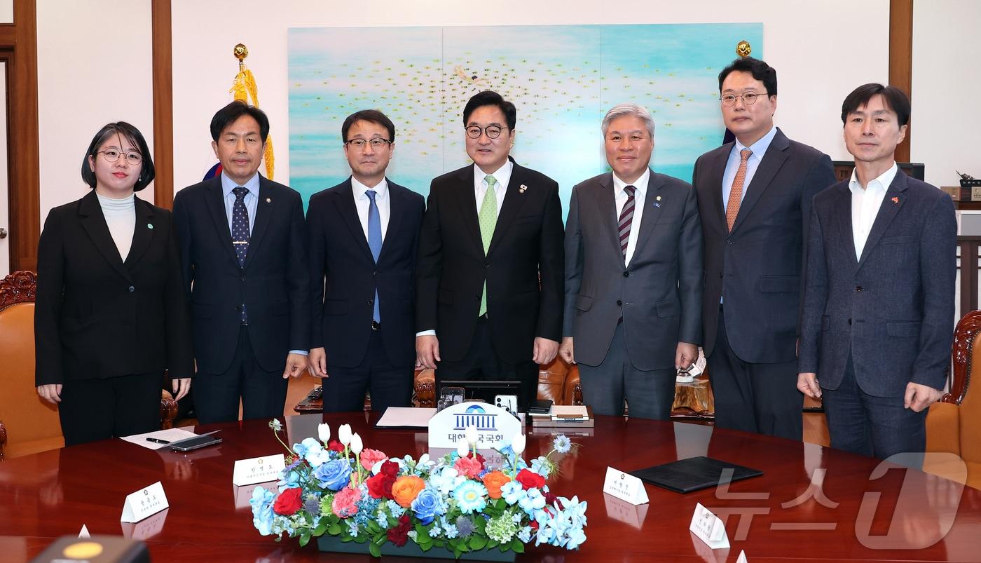 본문 이미지 - 우원식 국회의장이 19일 국회의장실에서 원내 6개 정당 원내대표들과 회동하기에 앞서 기념 촬영을 하고 있다. 왼쪽부터 용혜인 기본소득당 원내대표, 윤종오 진보당 당원내대표, 한병도 더불어민주당 원내대표, 우원식 국회의장, 서왕진 조국혁신당 원내대표, 천하람 개혁신당 원내대표, 한창민 사회민주당 원내대표. (공동취재) ⓒ 뉴스1 신웅수 기자