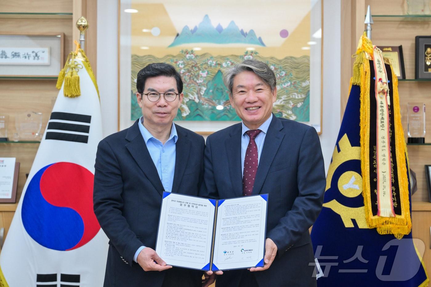 본문 이미지 - 경북 영덕군과 경북개발공사가 19일 ‘지속가능한 에너지 자립도시 조성' 협약을 맺고 신재생에너지와 지역 개발을 연계한 협력 사업을 추진하기로 했다.ⓒ 뉴스1 김대벽기자