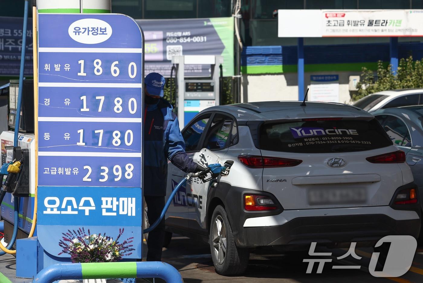본문 이미지 - 서울 시내의 주유소에서 직원이 차량에 기름을 넣고 있다.  ⓒ 뉴스1 김민지 기자