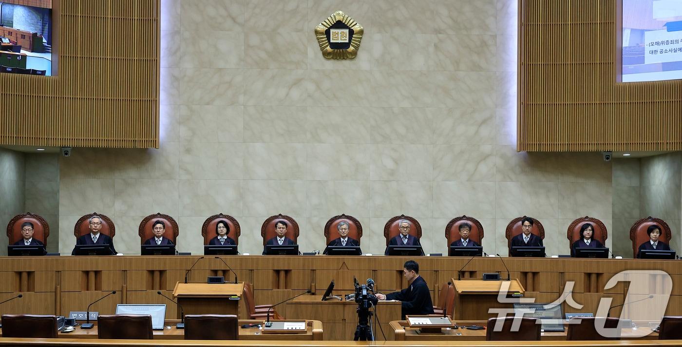 본문 이미지 - 조희대 대법원장(왼쪽 일곱 번째)과 대법관들이 19일 오후 서울 서초구 대법원 대법정에서 열린 모해위증 관련 전원합의체 선고를 위해 착석해 있다. 2026.3.19 ⓒ 뉴스1 박정호 기자