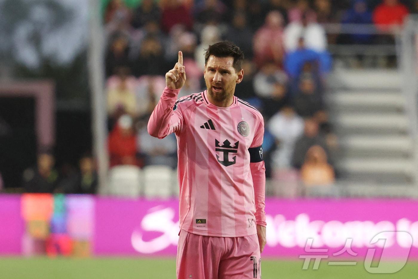 본문 이미지 - 통산 900호골을 넣은 리오넬 메시 ⓒ AFP=뉴스1