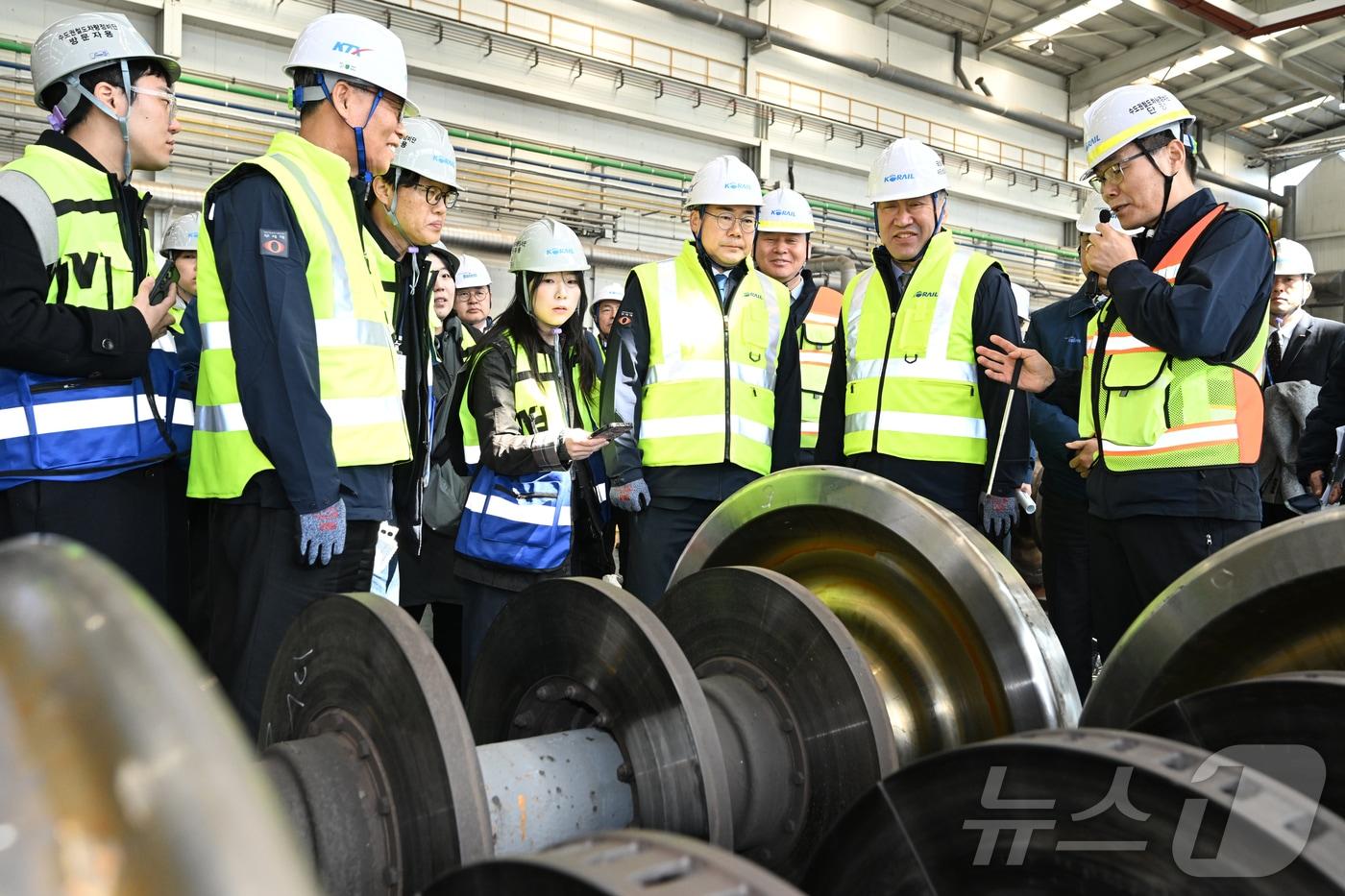 본문 이미지 - 맹성규 국회 국토교통위원장, 박찬대 더불어민주당 의원이 19일 경기도 고양시 수도권철도차량정비단에서 인천발 KTX에 들어갈 신형 차량(EMU 320) 도입 계획과 철도 안전 전반을 확인 점검하고 있다.(공동취재)2026.3.19 ⓒ 뉴스1 박소영 기자