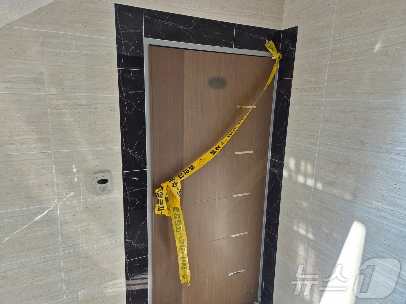 본문 이미지 - 19일 오전 9시께 울산 울주군의 한 빌라 현관문. 지난 18일 이곳 안에서 30대 남성과 미성년 자녀 4명이 숨진 채로 발견됐다. 2026.3.19ⓒ 뉴스1 박정현 기자