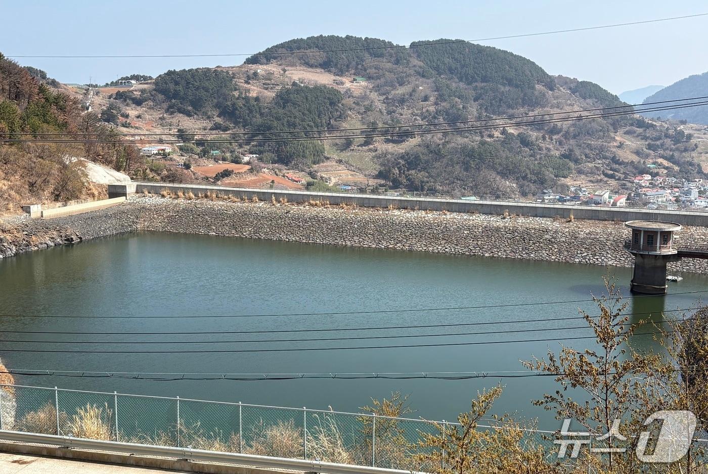 본문 이미지 - 수위가 낮아진 욕지댐.2026.03.19/뉴스1 강미영기자