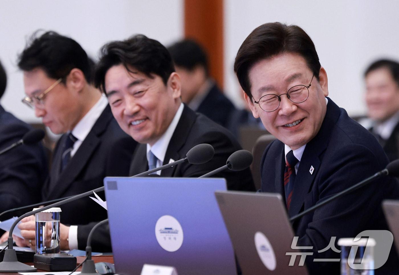 본문 이미지 - 이재명 대통령과 강훈식 비서실장이 19일 청와대에서 열린 수석보좌관회의에서 미소 짓고 있다. 2026.3.19 ⓒ 뉴스1 이재명 기자