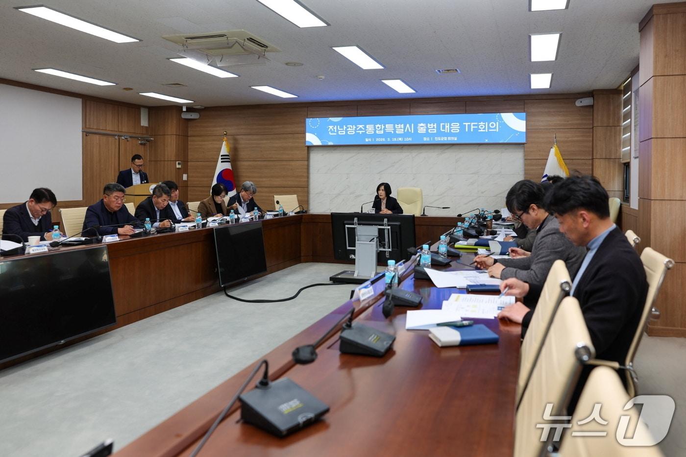 본문 이미지 - 김미순 진도부군수 등 진도군  관계자들이 전남광주통합특별시 대응 전담조직(TF) 회의를 갖고 있다.(진도군 제공, 재판매 및 DB금지)/뉴스1