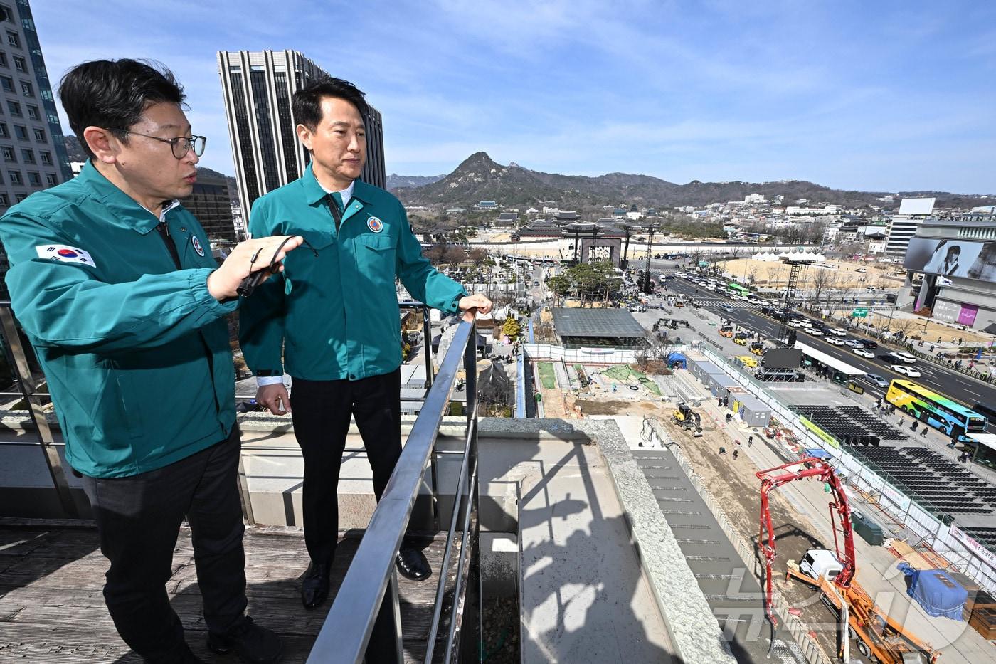 본문 이미지 - 오세훈 서울시장이 19일 서울 종로구 세종문화회관에서 방탄소년단(BTS) 공연 무대시설을 점검하고 있다. (공동취재) 2026.3.19 ⓒ 뉴스1 최지환 기자