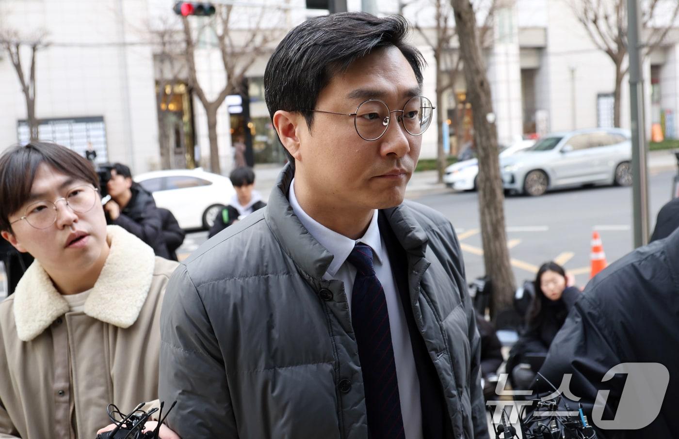 본문 이미지 - 장경태 더불어민주당 국회의원이 19일 오후 서울 종로구 서울경찰청에서 열린 성추행 의혹 수사심의위에 출석하고 있다. 2026.3.19 ⓒ 뉴스1 김명섭 기자