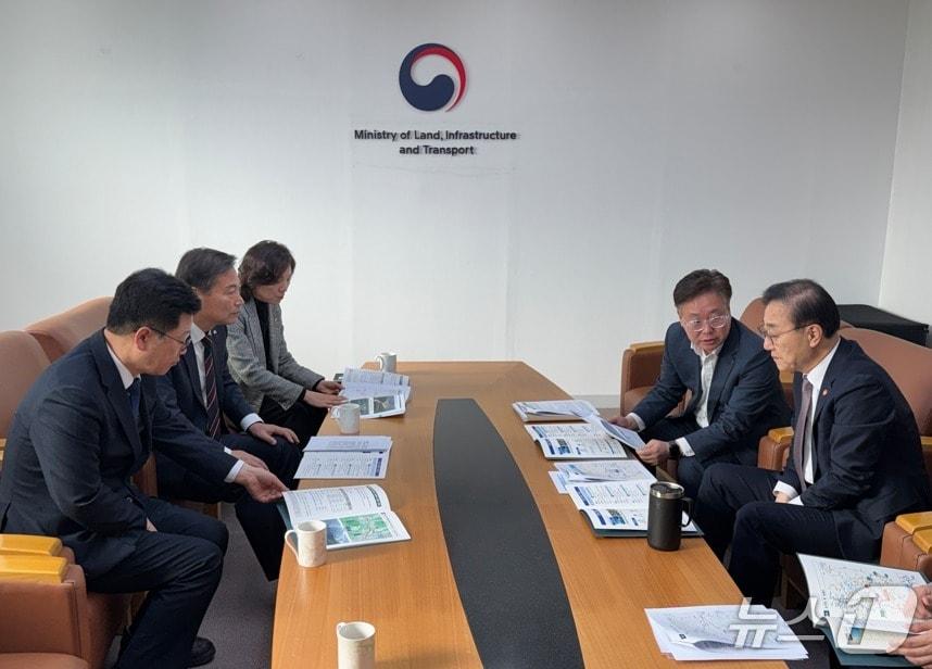 본문 이미지 - 19일 전춘성 전북 진안군수(왼쪽 두번째)가 김윤덕 국토교통부 장관을 만나 현안을 설명하고 있다.(진안군제공. 재판매 및 DB금지)2026.3.19/뉴스1