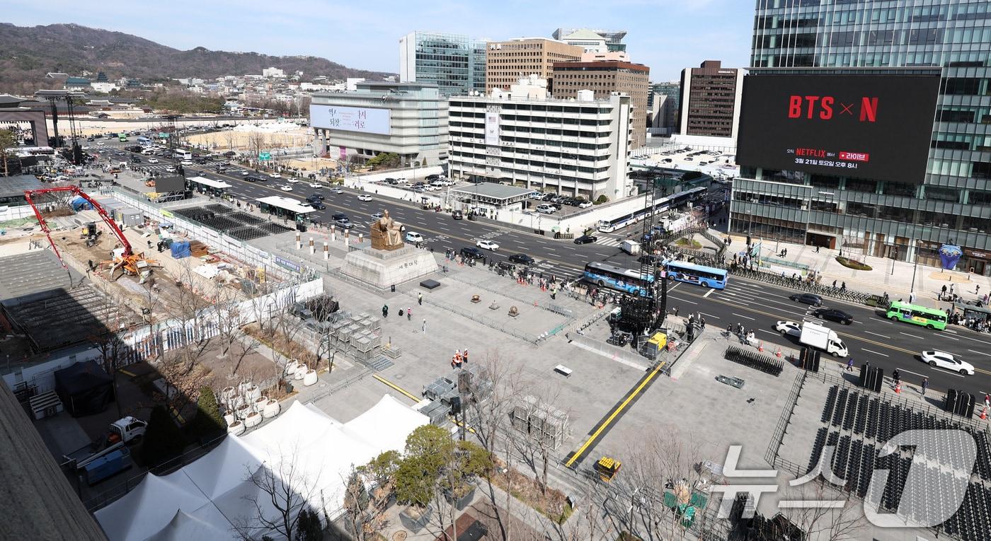 본문 이미지 - 방탄소년단(BTS) 완전체 컴백 공연이 이틀 앞으로 다가온 19일 서울 광화문광장 인근 빌딩 전광판에 컴백 공연을 알리는 광고가 표출되고 있다. 2026.3.19 ⓒ 뉴스1 최지환 기자