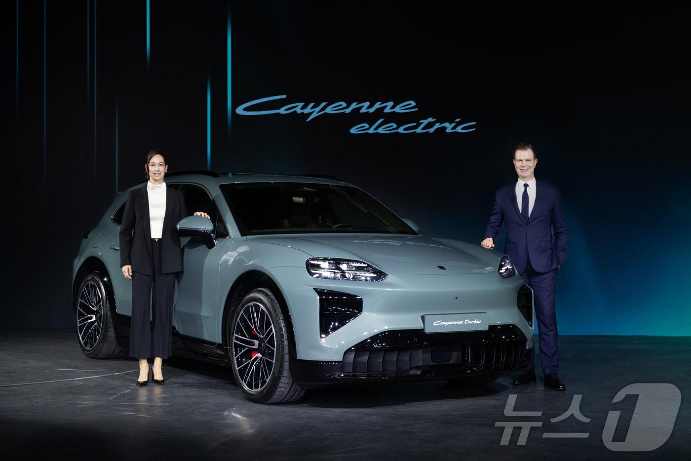 본문 이미지 - 19일 서울 광진구 복합 문화공간 파이 팩토리(PIE Factory)에서 열린 '2026 포르쉐코리아 신년 기자 간담회'에서 올해 하반기 국내 출시되는 포르쉐 준대형 전기 SUV '카이엔 일렉트릭'을 배경으로 크리스티아네 초른 포르쉐 AG 해외 신흥 시장 총괄(왼쪽)과 마티아스 부세 포르쉐코리아 대표가 기념 사진을 촬영하고 있다(포르쉐코리아 제공). 2026.3.19. ⓒ 뉴스1 김성식 기자