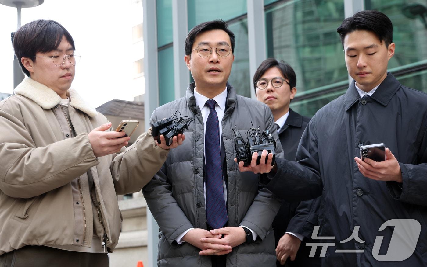 본문 이미지 - 장경태 더불어민주당 국회의원이 19일 오후 서울 종로구 서울경찰청에서 열린 성추행 의혹 수사심의위에 출석하고 있다. 2026.3.19 ⓒ 뉴스1 김명섭 기자