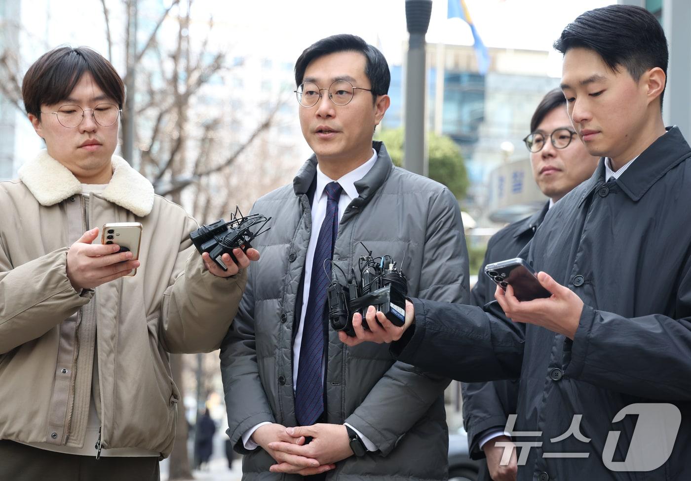 본문 이미지 - 장경태 더불어민주당 국회의원이 19일 오후 서울 종로구 서울경찰청에서 열린 성추행 의혹 수사심의위에 출석하고 있다. 2026.3.19 ⓒ 뉴스1 김명섭 기자