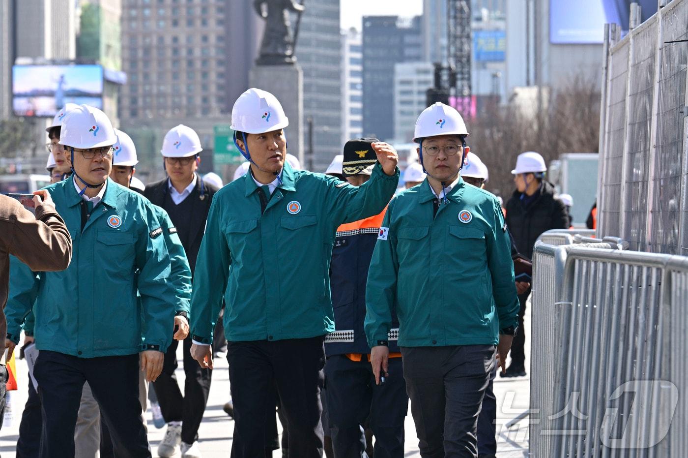 본문 이미지 - 오세훈 서울시장이 방탄소년단(BTS) 복귀 공연을 이틀 앞둔 19일 무대가 설치된 서울 종로구 광화문광장 일대와 감사의 정원 공사장의 안전조치사항을 점검하고 있다. (공동취재) 2026.3.19 ⓒ 뉴스1 최지환 기자