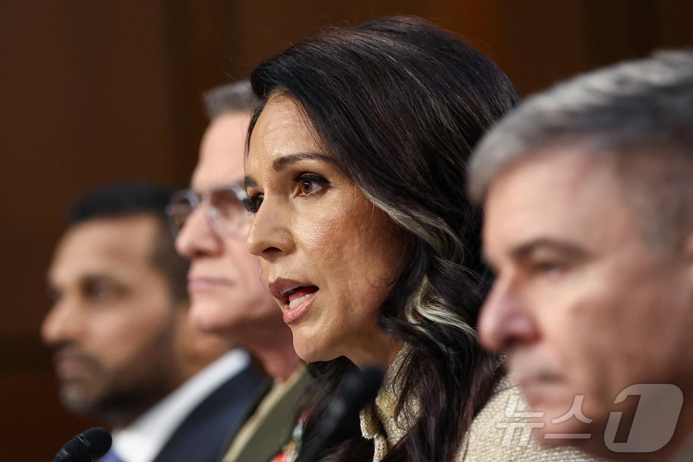 본문 이미지 - 털시 개버드 미 국가정보국(DNI) 국장이 18일(현지시간) 열린 상원 정보위원회 청문회에 출석해 답변하고 있다. 개버드는 이날 이란 핵 위협이 임박한 수준이었냐는 질문에 "위협이 임박한 것이 무엇인지 판단하는 것은 정보기관의 책임이 아니다"라며 "그것은 대통령의 판단에 달렸다"고 답했다. ⓒ 로이터=뉴스1