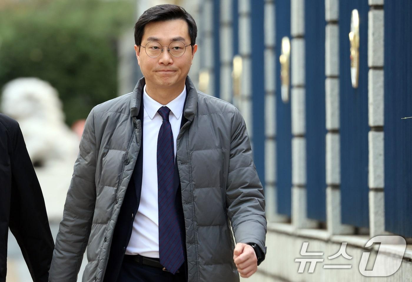 본문 이미지 - 장경태 더불어민주당 국회의원이 19일 오후 서울 종로구 서울경찰청에서 열린 성추행 의혹 수사심의위에 출석하고 있다. 2026.3.19 ⓒ 뉴스1 김명섭 기자