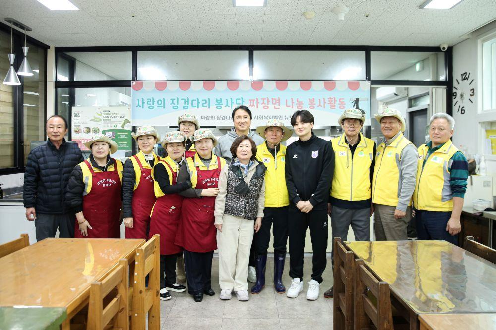 본문 이미지 - 파주 프런티어 FC 구단이 파주 지역 중증 장애인 시설을 찾아 봉사활동을 진행했다. (파주 구단 제공)