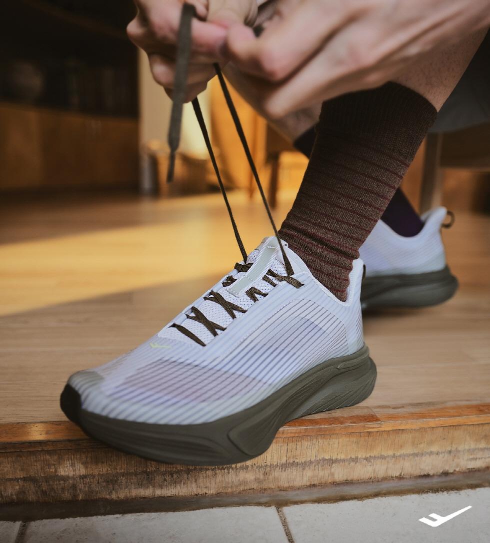 본문 이미지 - 프로스펙스가 19일 SWNA와 협업해 공개한 데일리 러닝화.(프로스펙스 제공)