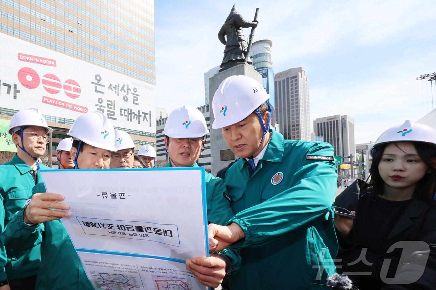 본문 이미지 - 오세훈 서울시장이 19일 서울 종로구 광화문광장에서 방탄소년단(BTS) 공연 준비 현장을 점검하고 있다. (공동취재) 2026.3.19 ⓒ 뉴스1 최지환 기자