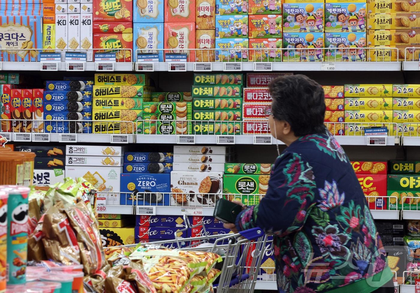 본문 이미지 - 서울 서초구 하나로마트 양재점에 진열된 과자. 2026.3.19 ⓒ 뉴스1 김진환 기자