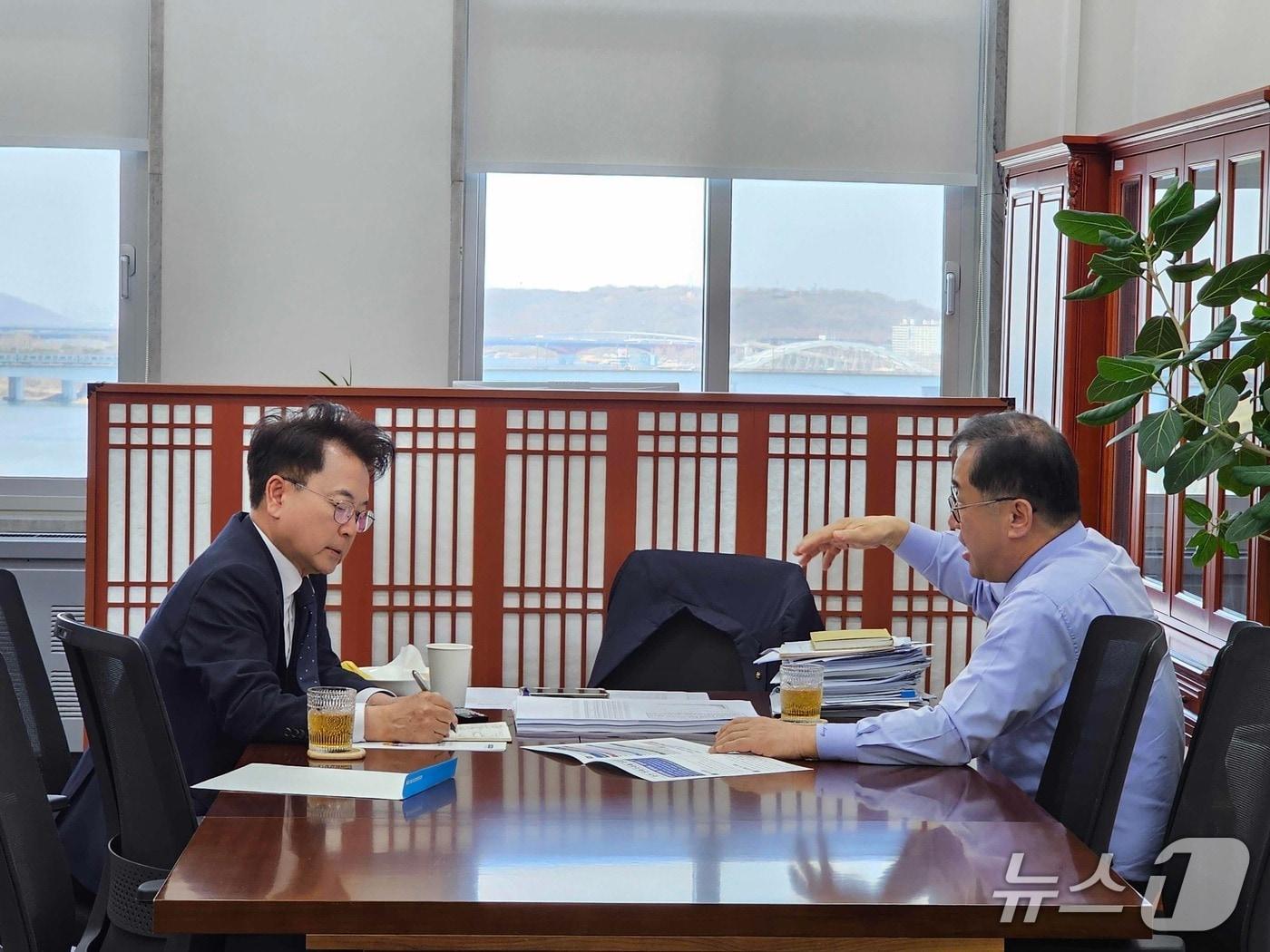 본문 이미지 - 육동한 춘천시장이 19일 국회를 찾아 맹성규 국토교통위원장을 만나 춘천 은퇴자마을 조성사업의 국가 선도모델 추진 방안을 논의하고 있다.(춘천시 제공, 재판매 및 DB금지)