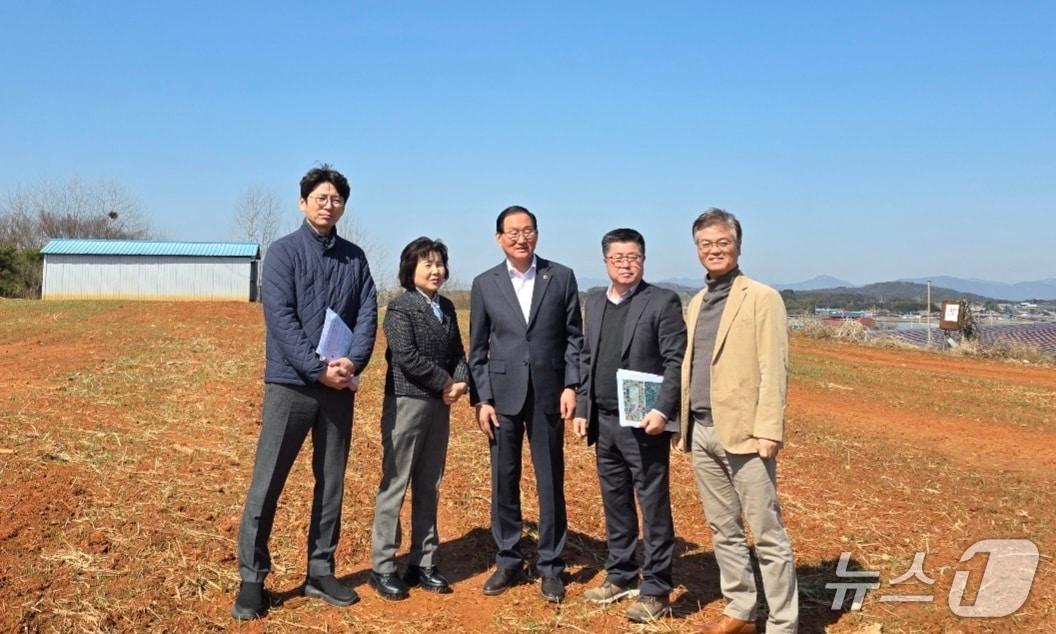 본문 이미지 - 19일 임승식 전북도의원(왼쪽 세번째)이 정읍시의 스마트농업 육성 지구 공모사업 현장을 방문해 점검했다.(의회제공. 재판매 및 DB금지)2026.3.19/뉴스1