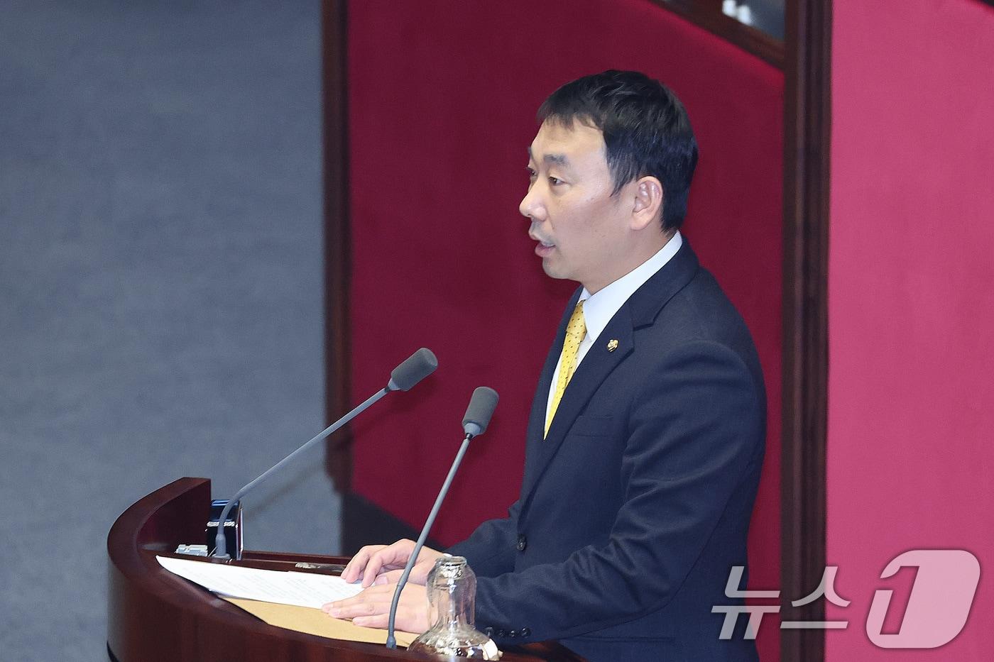 본문 이미지 - 김용민 더불어민주당 의원이 19일 서울 여의도 국회에서 열린 제433회국회(임시회) 제2차 본회의에서 공소청법안(대안)에 대한 제안 설명을 하고 있다. 2026.3.19 ⓒ 뉴스1 신웅수 기자
