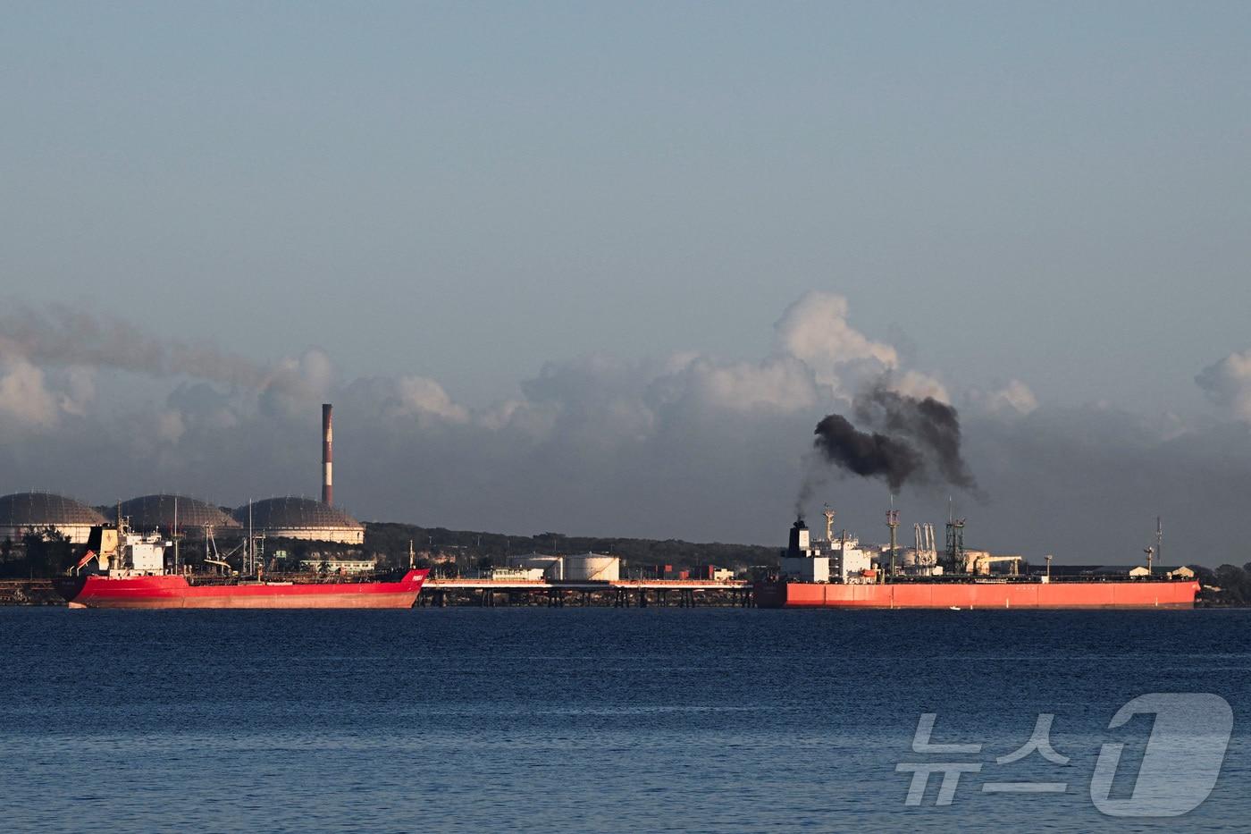 본문 이미지 - 마탄사스 터미널에 유조선이 정박하고 있다. 2026.1.9 ⓒ 로이터=뉴스1