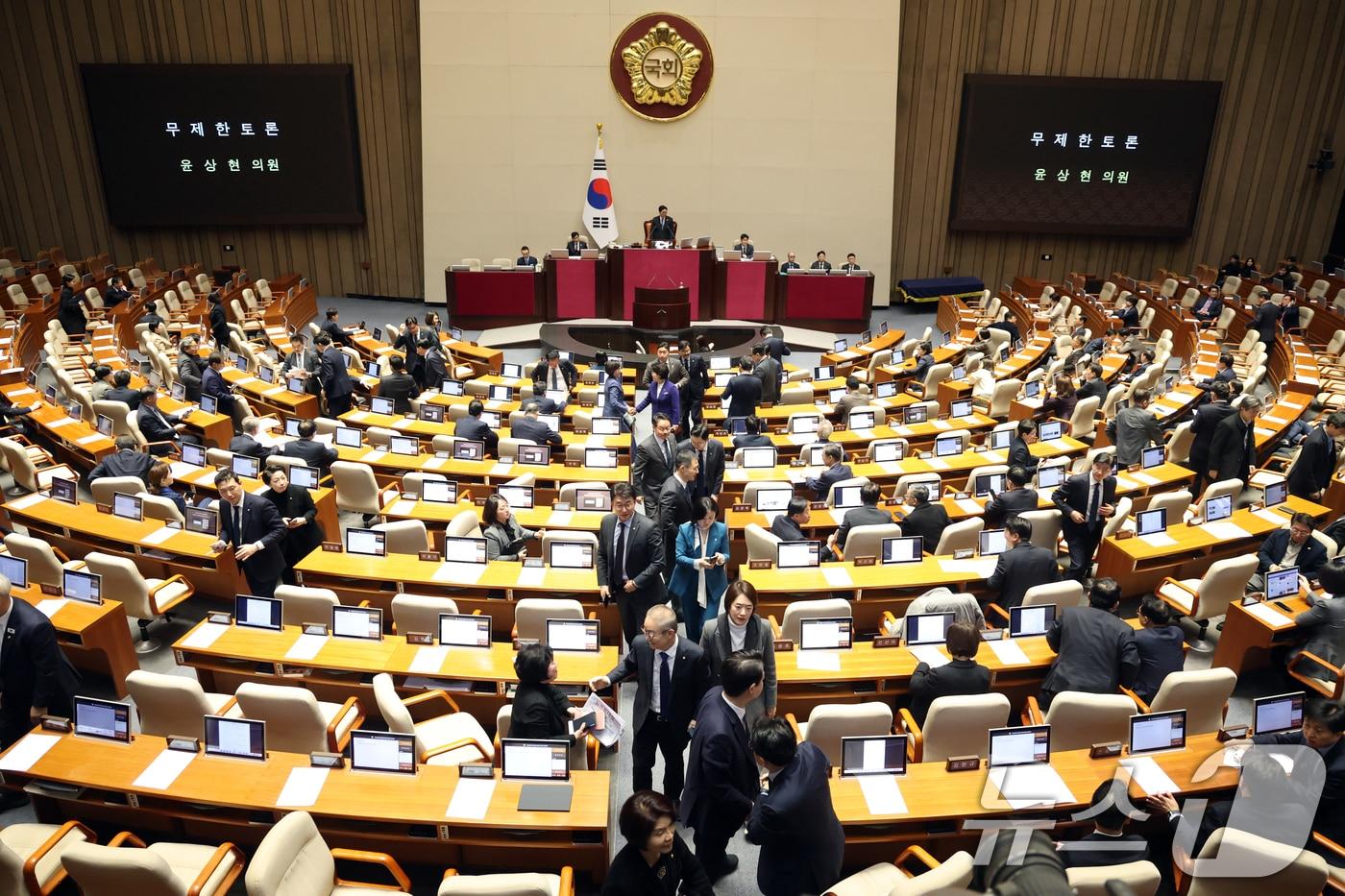 본문 이미지 - 19일 서울 여의도 국회에서 열린 제433회국회(임시회) 2차 본회의에서 범여권 의원들이 윤상현 국민의힘 의원의 공소청법안(대안)에 대한 무제한토론(필리버스터)이 시작되자 본회의장을 떠나고 있다. 2026.3.19 ⓒ 뉴스1 이승배 기자