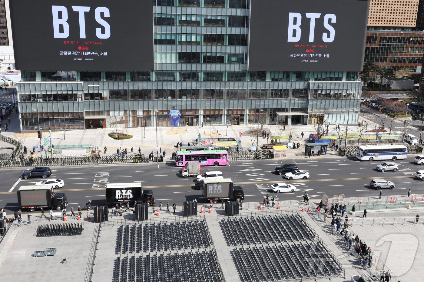 본문 이미지 - 그룹 방탄소년단(BTS)의 광화문 공연을 앞둔 19일 서울 광화문광장에서 공연 준비작업이 이뤄지고 있다. (공동취재) 2026.3.19 ⓒ 뉴스1 최지환 기자