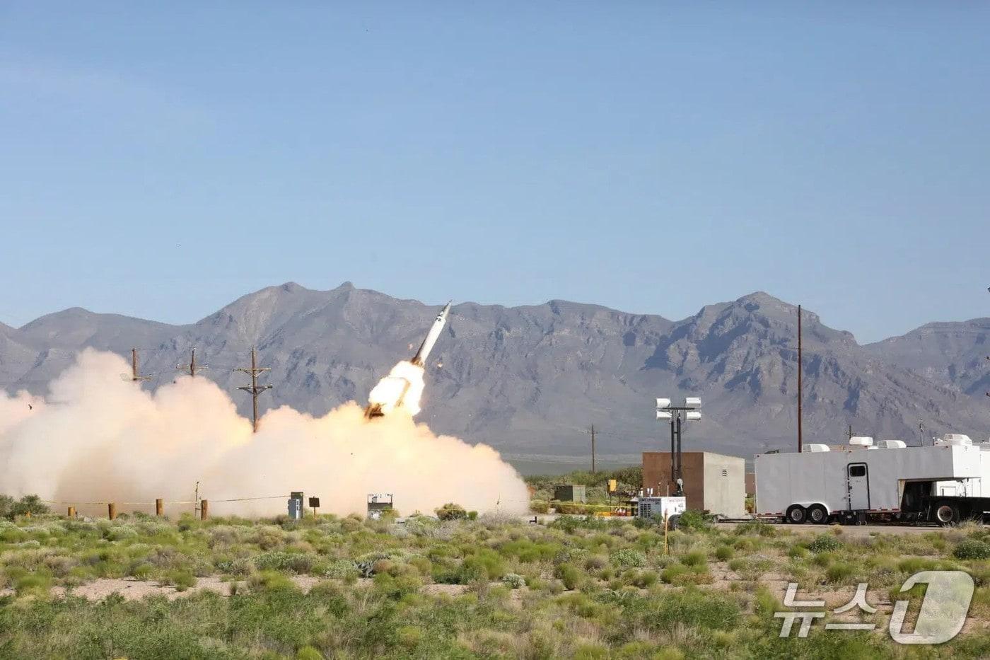 본문 이미지 - 미국 육군의 차세대 지대지 미사일인 정밀타격미사일(PrSM. Precision Strike Missile)이 시험 발사되는 모습이다. 출처: 미 육군