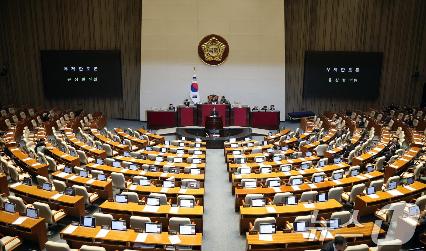 본문 이미지 - 19일 서울 여의도 국회에서 열린 제433회국회(임시회) 2차 본회의에서 윤상현 국민의힘 의원이 공소청법안(대안)에 대한 무제한토론(필리버스터)을 하고 있다. 2026.3.19 ⓒ 뉴스1 이승배 기자