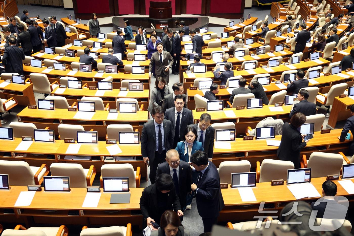 본문 이미지 - 19일 서울 여의도 국회에서 열린 제433회국회(임시회) 2차 본회의에서 범여권 의원들이 윤상현 국민의힘 의원의 공소청법안(대안)에 대한 무제한토론(필리버스터)이 시작되자 본회의장을 떠나고 있다. 2026.3.19 ⓒ 뉴스1 이승배 기자