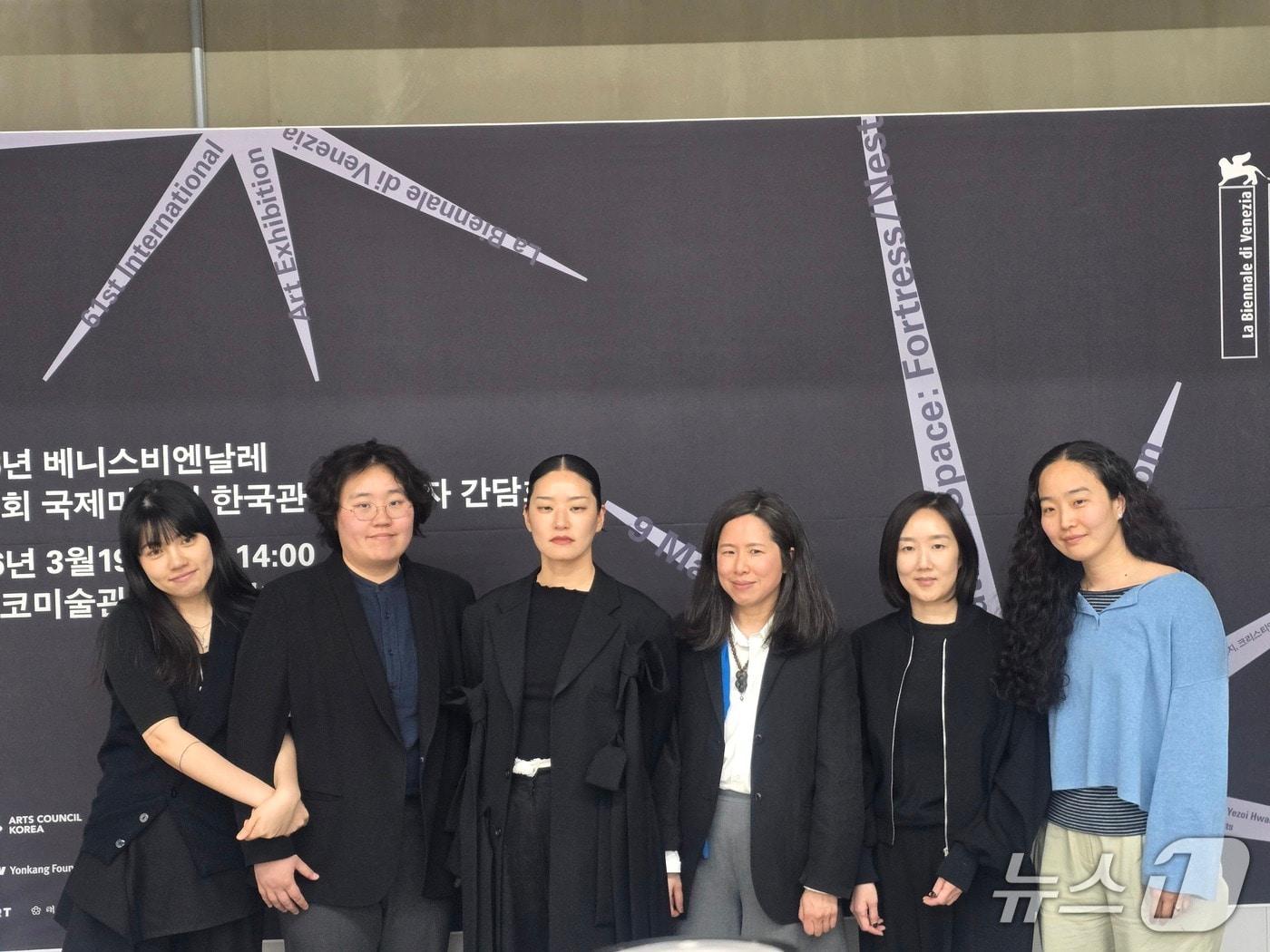 본문 이미지 - 19일 제61회 아르코미술관에서 열린 베니스비엔날레 국제미술전 한국관 전시 계획 발표 기자간담회에서 참가자들이 기념 촬영을 하고 있다. ⓒ 뉴스1 김정한 기자