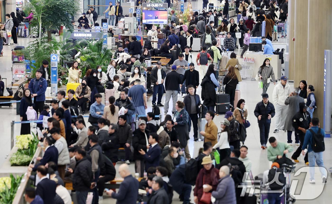 본문 이미지 - 19일 인천국제공항에서 외국인 관광객들이 입국하고 있는 모습. 2026.3.19 ⓒ 뉴스1 박지혜 기자