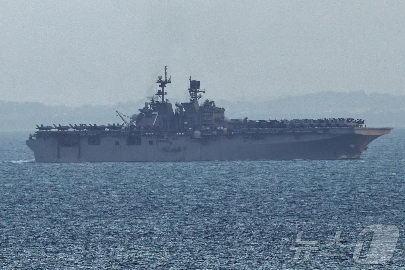 본문 이미지 - 17일(현지시간) 싱가포르에서 바라본 미 해군 상륙함 USS 트리폴리(LHA-7)의 모습 2026.03.17. ⓒ 로이터=뉴스1